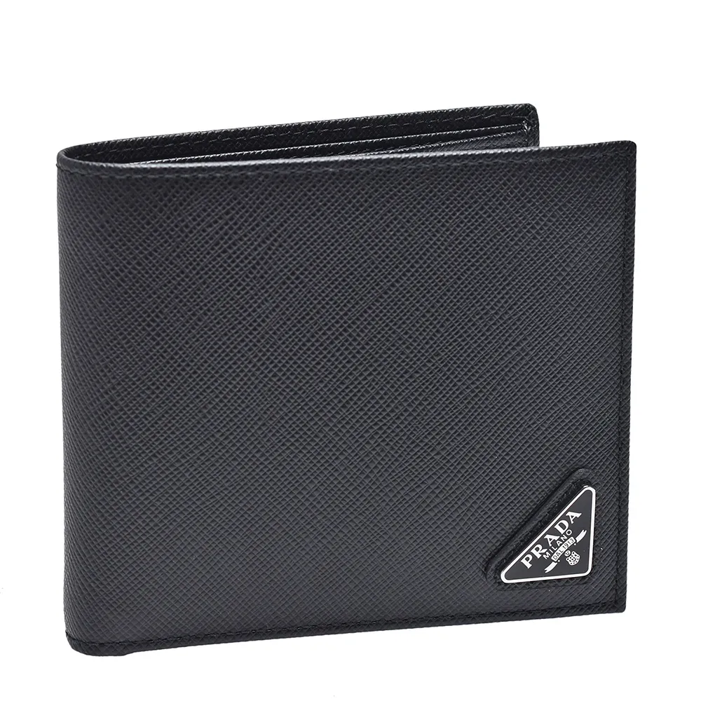 【PRADA 普拉達】經典銀色三角LOGO防刮牛皮摺疊短夾(黑2MO513-SAFFIANO TRAING-NERO)