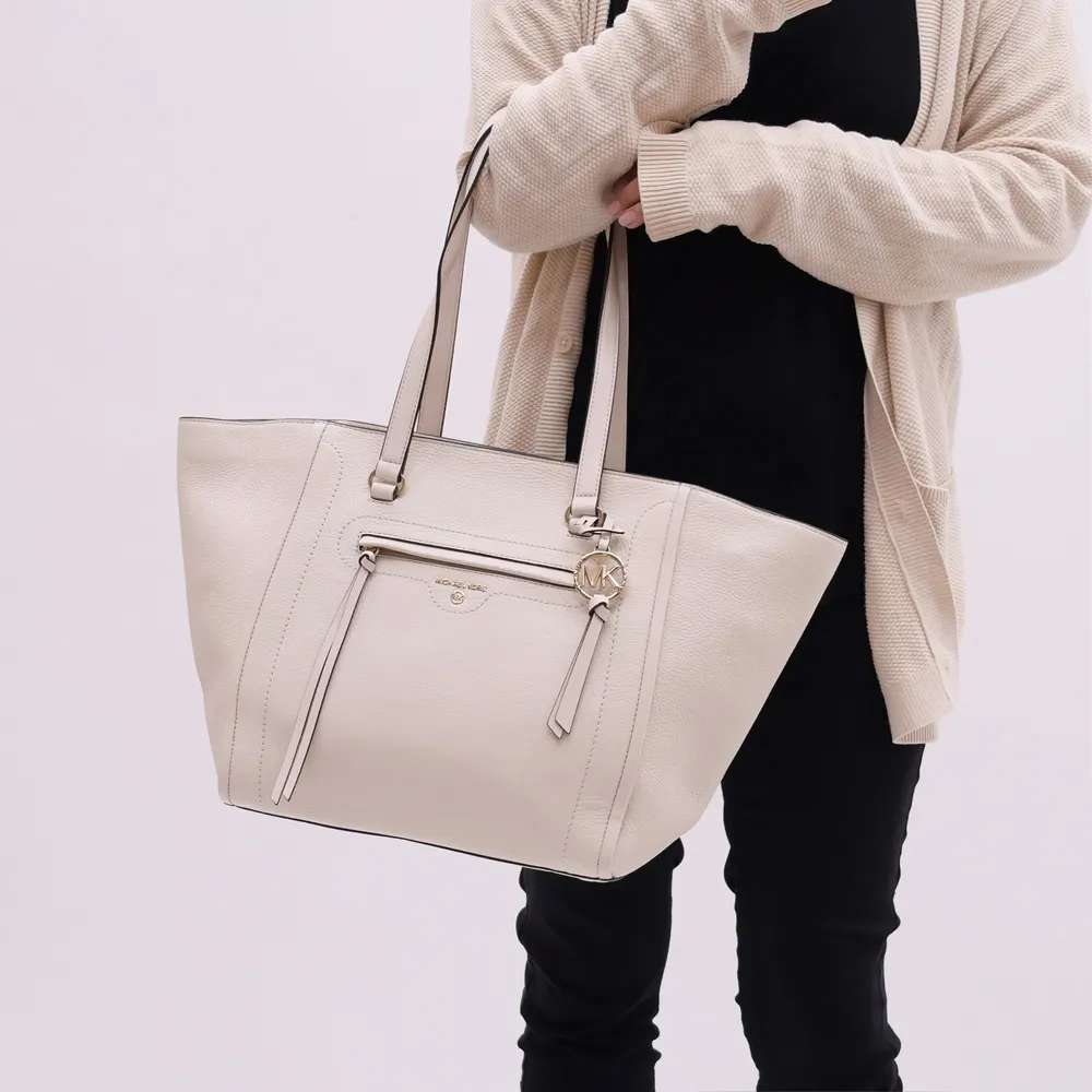 【Michael Kors】專櫃款 圓標MK吊飾蘇荔枝皮革肩背大托特包(白 大款)