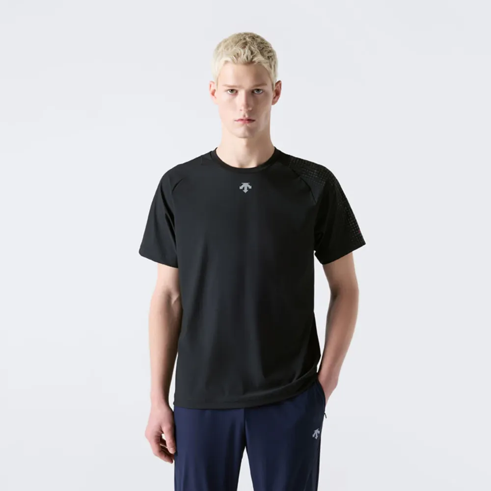 【DESCENTE】短袖上衣 男 快排 COOLING TRICOT GRAPHIC SHORT SLEEVE T-SHIRT 黑 SR311TTS76-BLK0