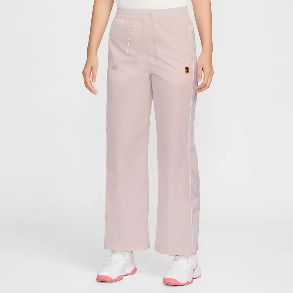 【NIKE GOLF】Nike Court Windrunner CNY 女子高腰直筒長褲 砂岩灰粉色(IQ3834-667)