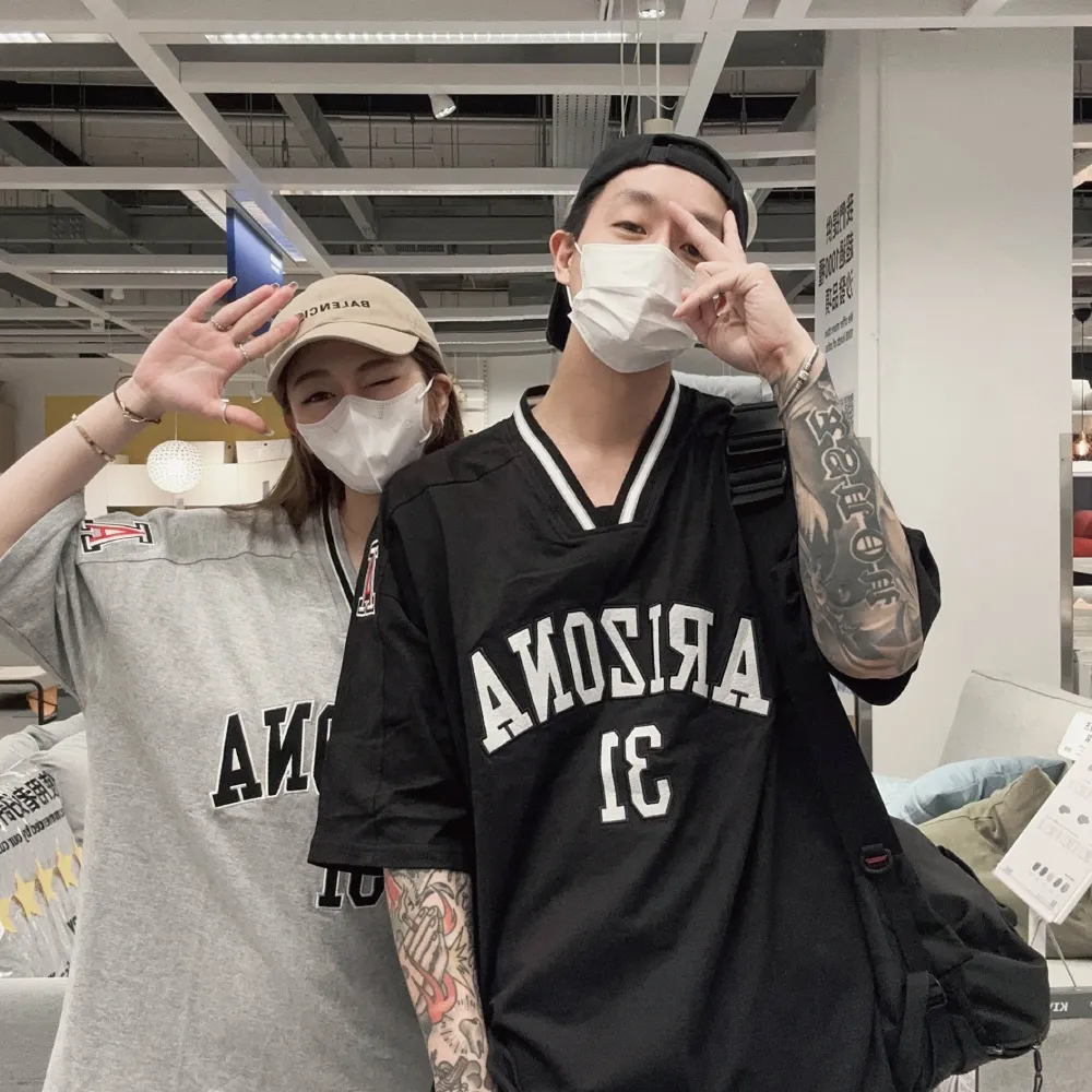 【AMERO】男女裝 V領短袖T恤(男裝 女裝 V領 T恤 短袖 刺繡英文 寬鬆 落肩 情侶裝)