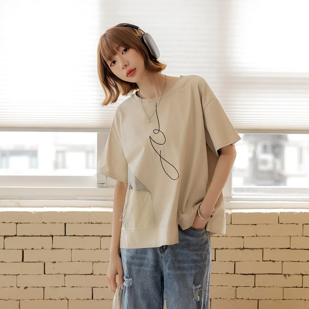 【OB 嚴選】異材質撞色線條刺繡短袖上衣 《AB21408-》 適 M~XL