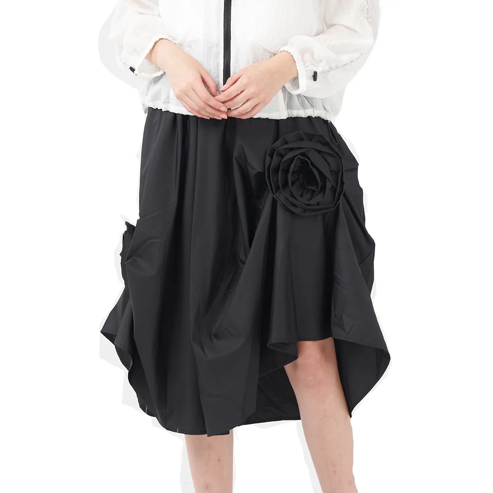 【Qiruo 奇若名品】抓皺花朵 側邊不規則抓花黑色造型裙8233B
