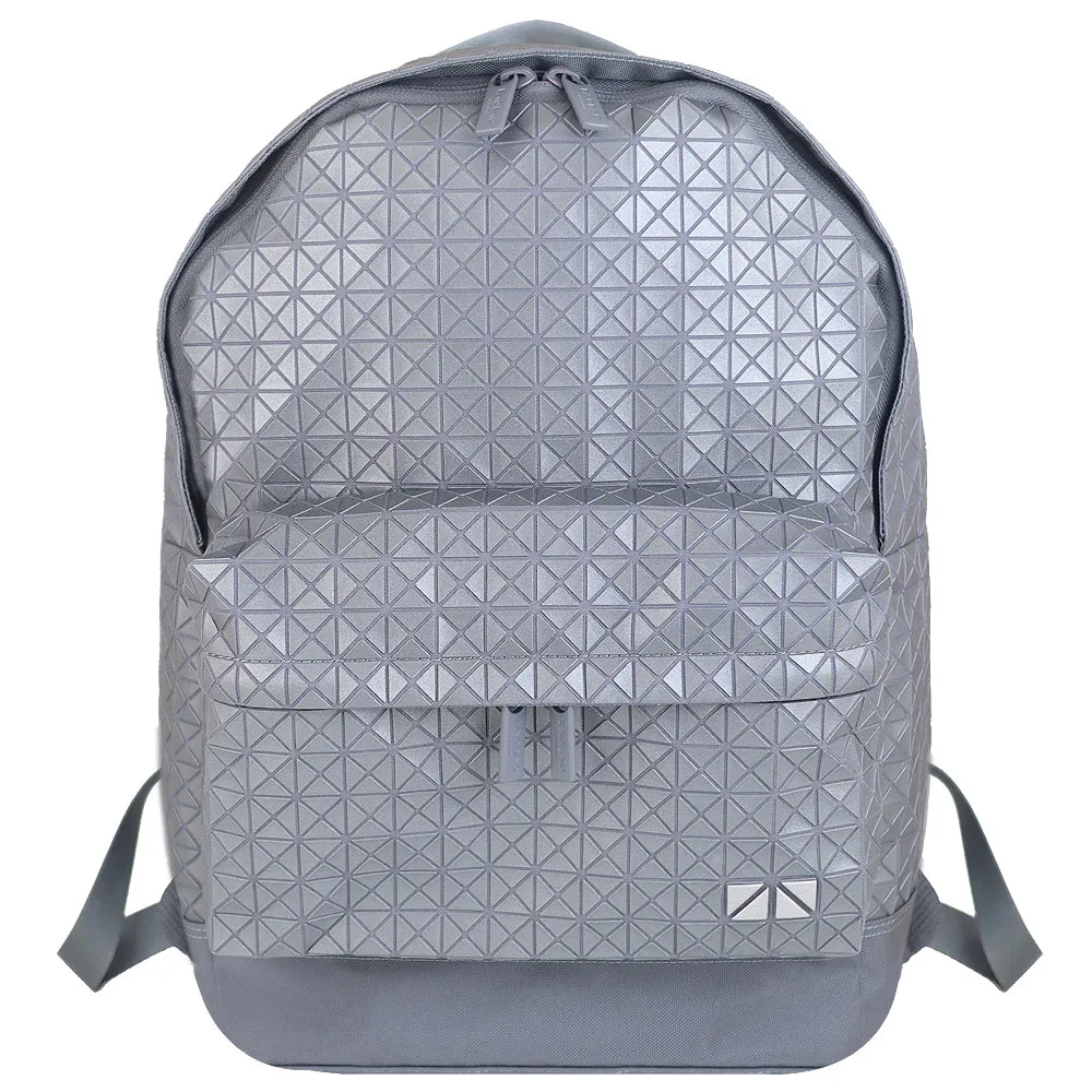 【ISSEY MIYAKE 三宅一生】BAOBAO 壓紋三角方格後背包(珍珠銀色)