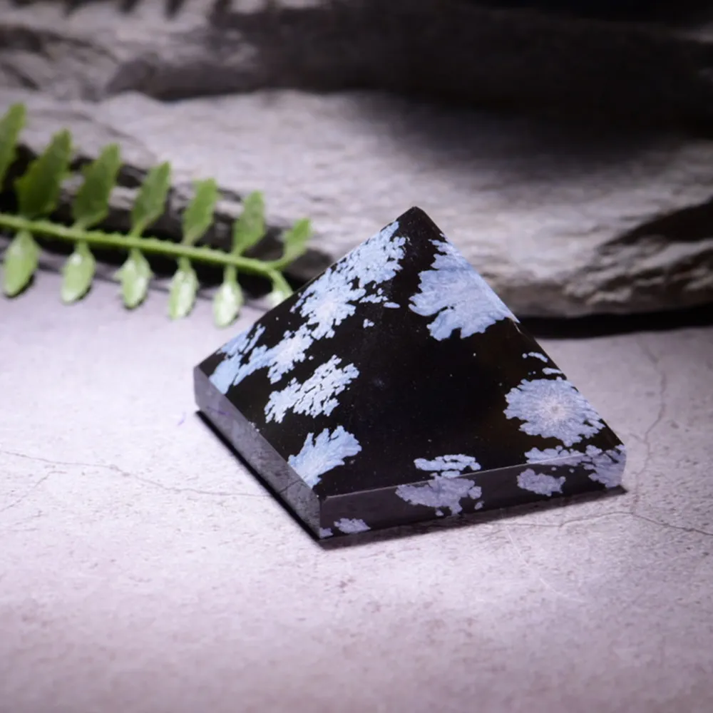 【SmileRocks 石麥】石麥水晶原礦 雪花黑曜石金字塔 No.080730141(SmilePad 6X9底板)