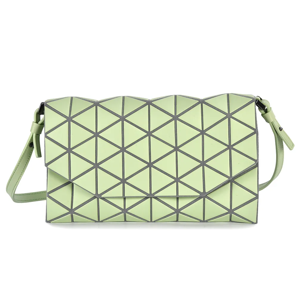 【ISSEY MIYAKE 三宅一生】TONNEAU MATTE 霧面幾何菱格翻蓋手拿/斜背包(-淺粉綠色)