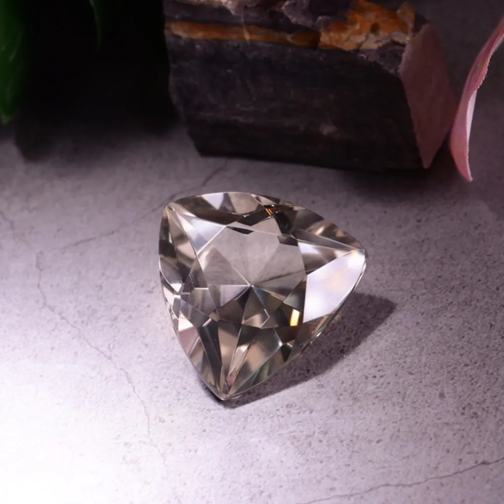 【SmileRocks 石麥】石麥水晶原礦  三角形茶黃晶多切面衛星  No.6233141202(SmilePad 6X6底板)