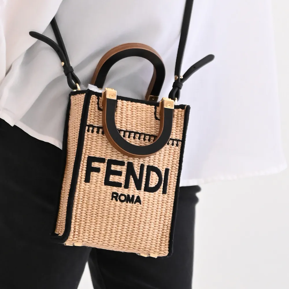 【FENDI 芬迪】經典LOGO木質提把草編紙袋造型手提包二用包(黑邊)