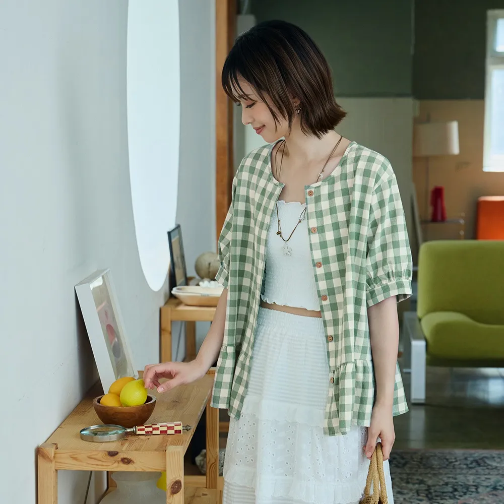 【OB 嚴選】日系格紋澎袖荷葉下擺排釦開襟上衣 《AB21146》 適 2L~5L