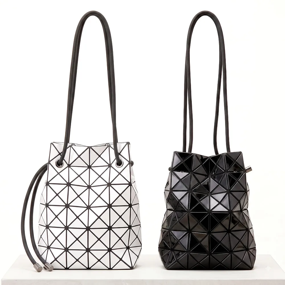 【ISSEY MIYAKE 三宅一生】WRING 三宅一生 BAOBAO 6x4 亮面幾何肩背水桶包-3色可選
