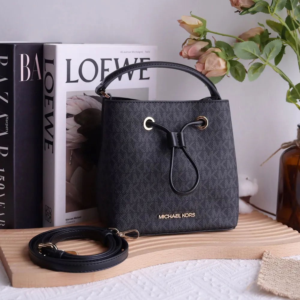 【Michael Kors】SURI MINI 滿版MK印花拼接手提斜背水桶包(黑灰)