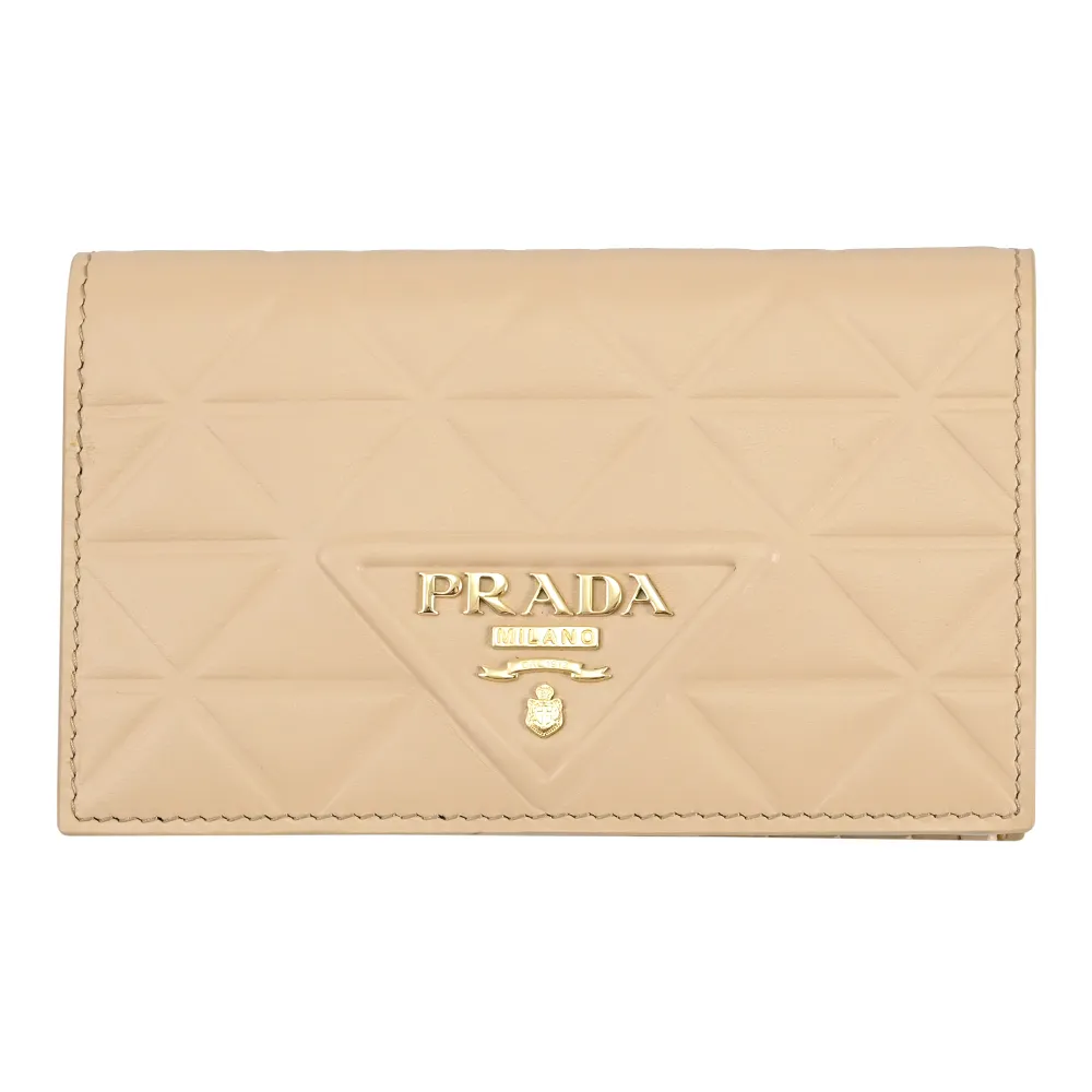 【PRADA 普拉達】經典浮雕三角LOGO皮革格紋多卡對折中夾(沙色)