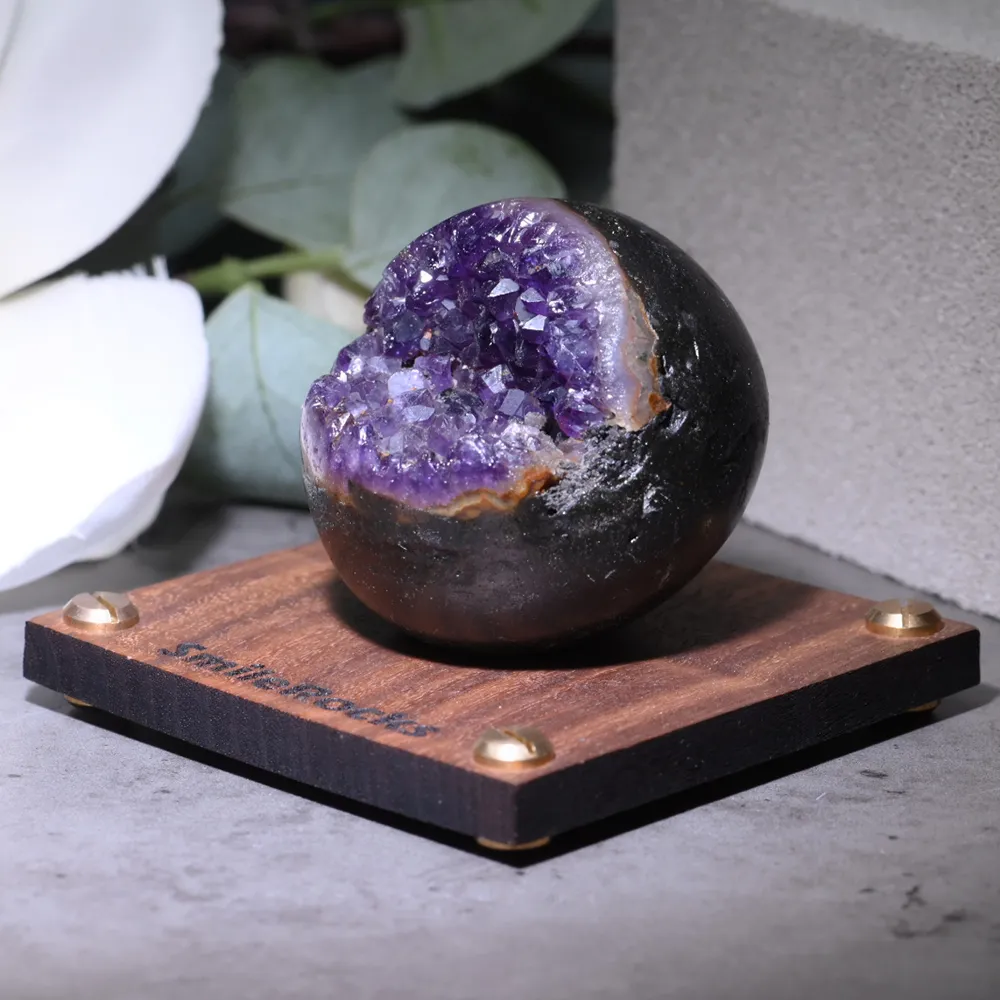 【SmileRocks 石麥】烏拉圭紫晶洞球 直徑6.2cm No.051610328(附SmilePad 9X9底板)