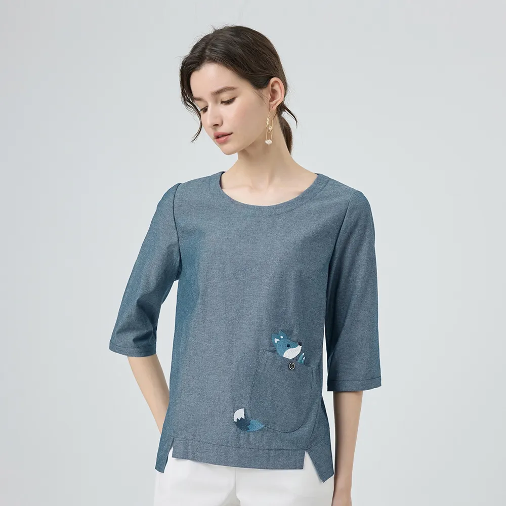 【ILEY 伊蕾】萌趣狐狸刺繡純棉上衣(藍；M-XL；1251011003)