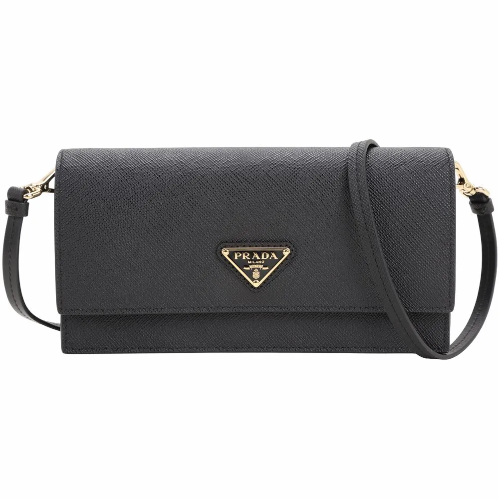 【PRADA 普拉達】Saffiano 三角牌防刮牛皮翻蓋長夾 斜背包-黑色