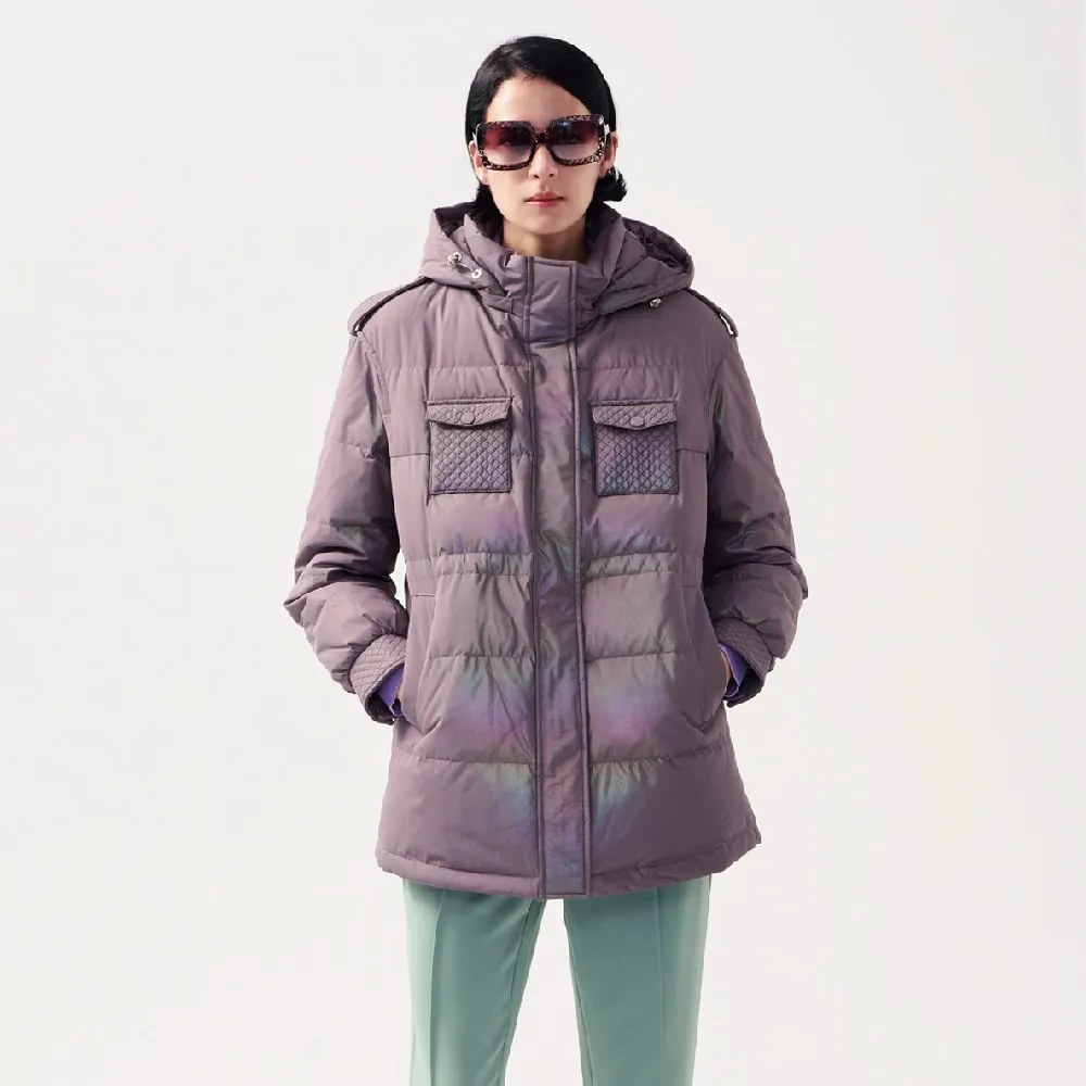 【AVVJOY 艾薇卓爾】亮澤中長版羽絨外套(外套 大衣 麵包服  連帽外套 羽絨外套 長版羽絨外套 CLA0414OW)
