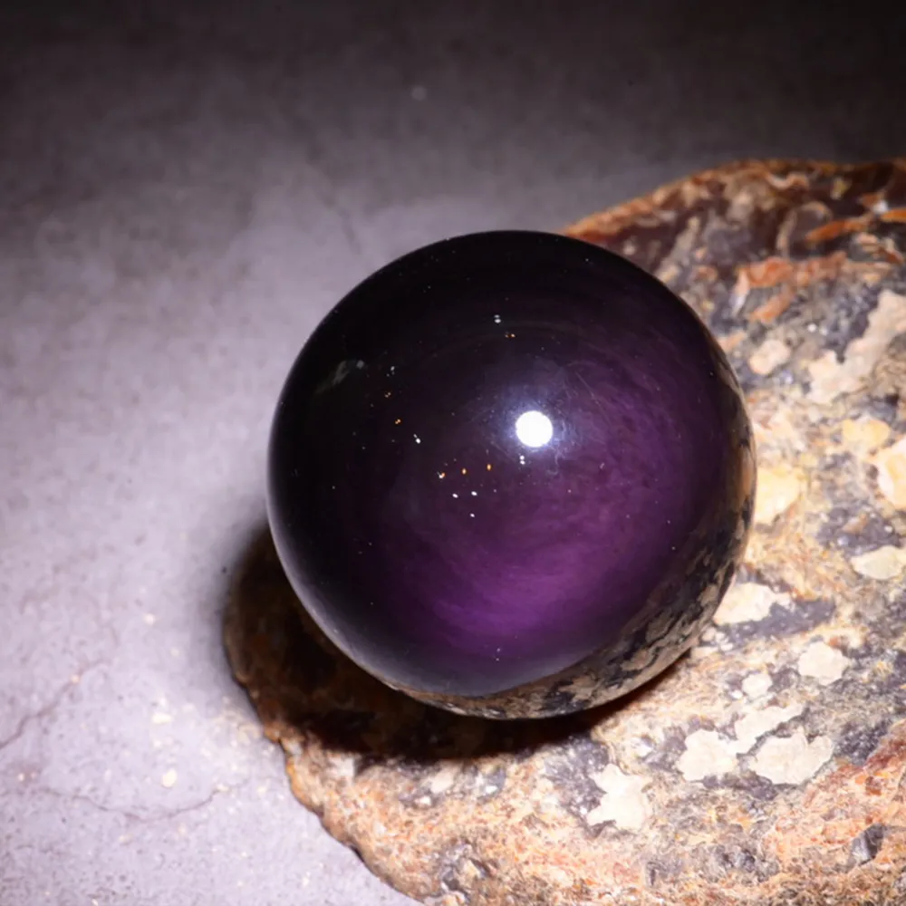 【SmileRocks 石麥】石麥水晶原礦 彩虹黑曜水晶球 直徑4.8cm   No.623210425(SmilePad 6X9底板)