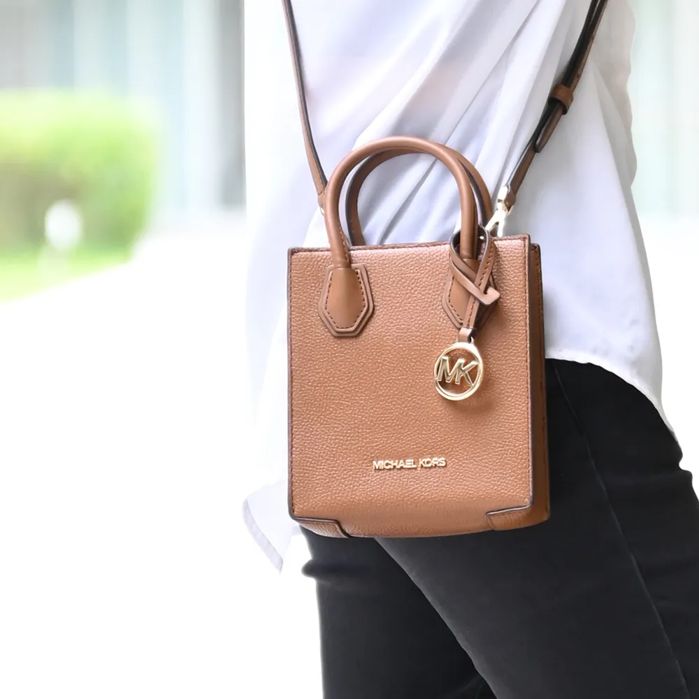 【Michael Kors】簡約LOGO荔枝皮迷你紙袋造型手提兩用包(咖)