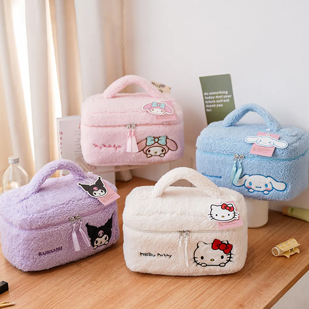 【SANRIO 三麗鷗】雙11 三麗鷗毛絨刺繡大容量手提化妝包盥洗包(酷洛米/美樂蒂/大耳狗/凱蒂貓)