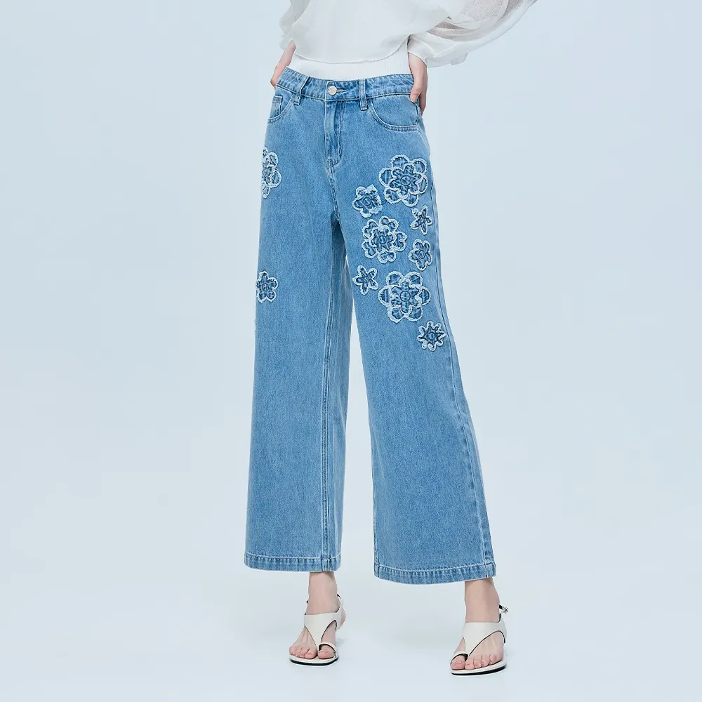 【ILEY 伊蕾】花朵刺繡直筒牛仔長褲(藍；M-XL；1262478603)