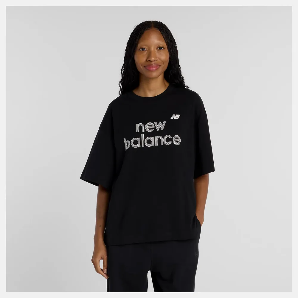【NEW BALANCE】NB 女 寬鬆 圖案 短T 短袖 上衣 運動 休閒 美規 女 黑色 WT61L713BK