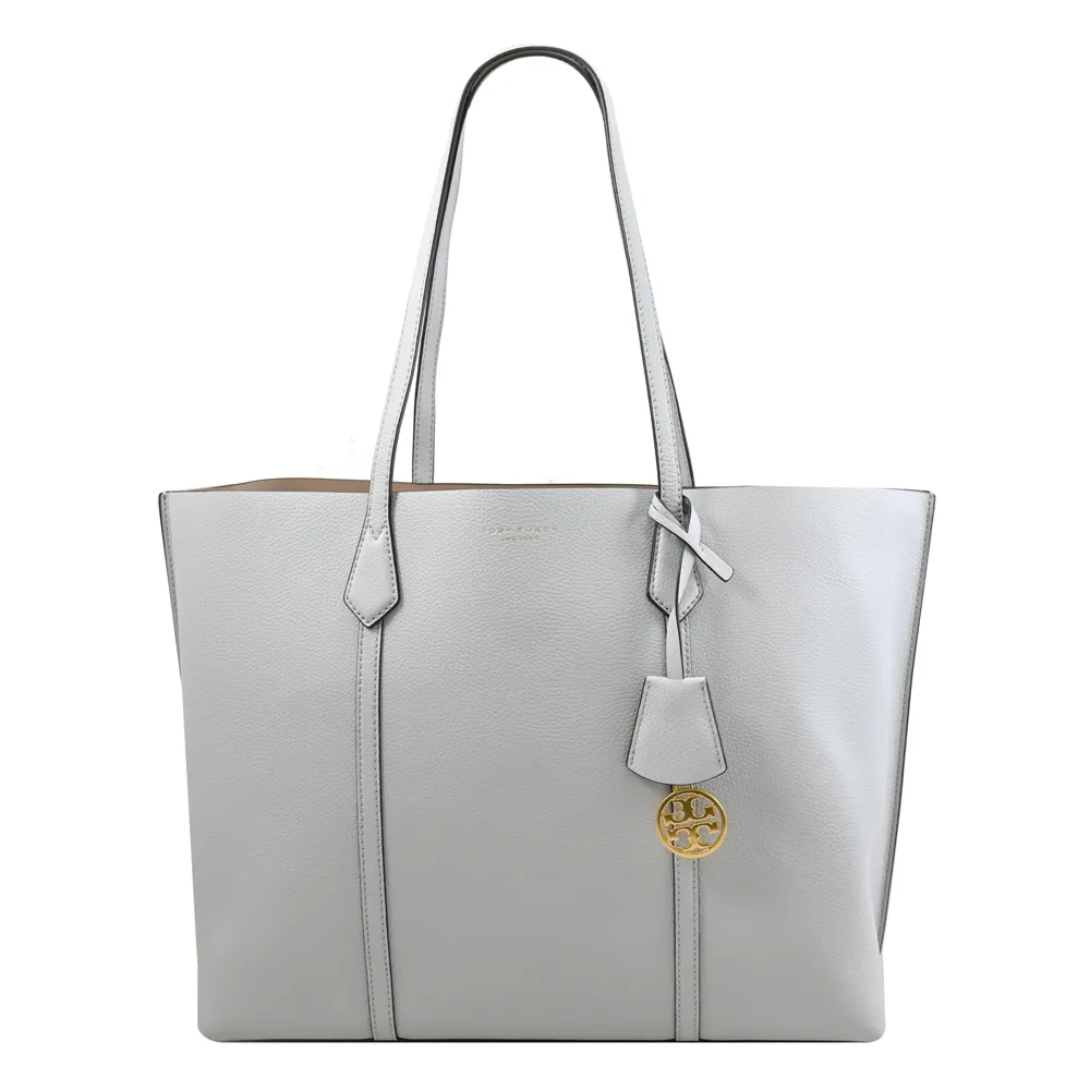 【TORY BURCH】Perry 簡約燙金LOGO荔枝皮革三層包肩背包(淺灰 大)
