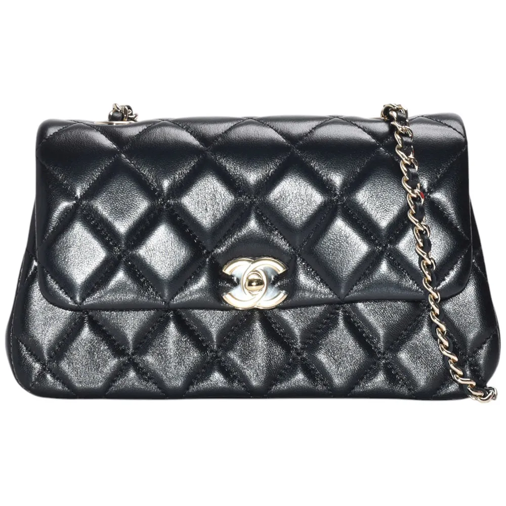 【CHANEL 香奈兒】經典雙C LOGO 菱格紋羊皮斜背包(黑色AP4592C-BLK-GP)
