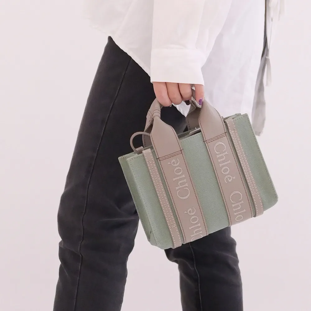 【Chloe’ 蔻依】Woody Mini 經典品牌LOGO織帶個性帆布小手提包兩用包(綠/灰邊)