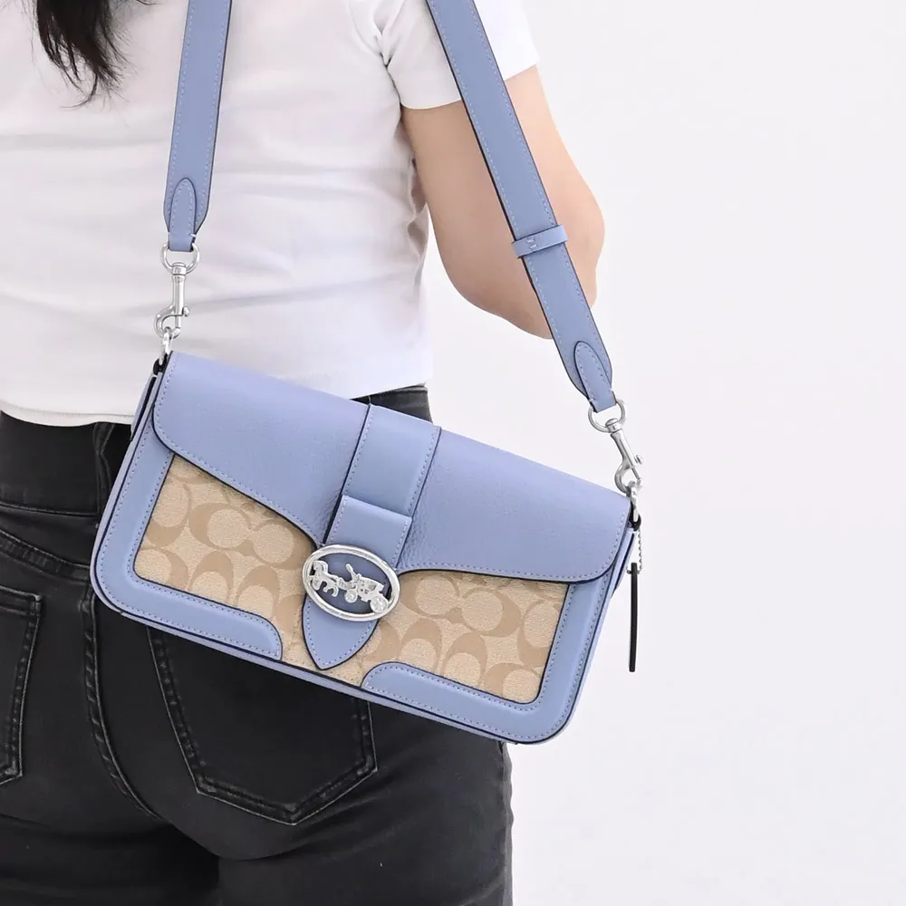 【COACH】專櫃款 金屬馬車LOGO拼接雙背帶手拿肩斜兩用酒神包(卡其藍)