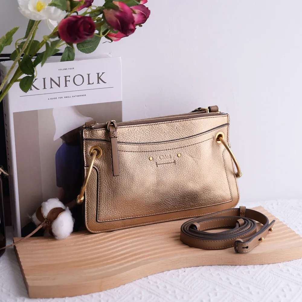 【Chloe’ 蔻依】金屬大圓圈扣飾小牛皮三層手拿包斜背包(全新福利品)