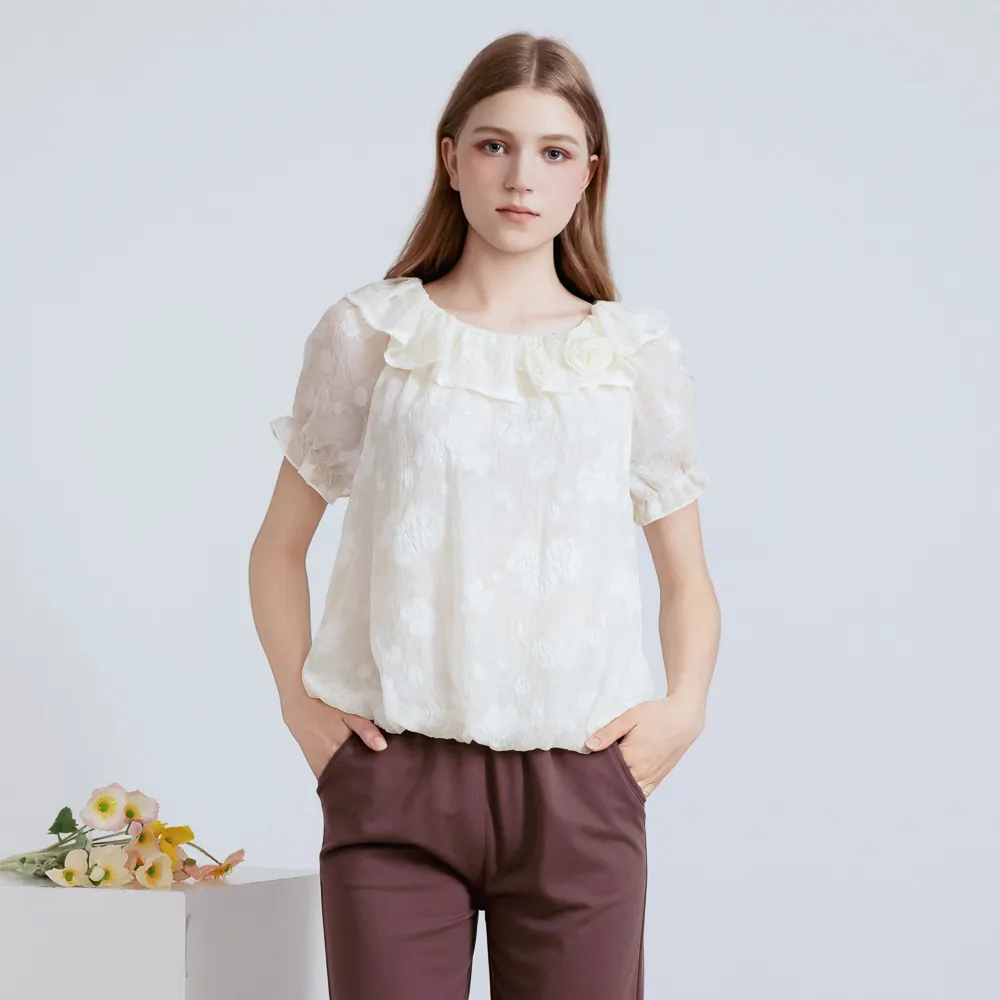 【MEDUSA 曼度莎】現貨-米白優雅荷葉浮花上衣（M-XL）｜女短袖上衣 荷葉上衣 甜美上衣(601-34801)