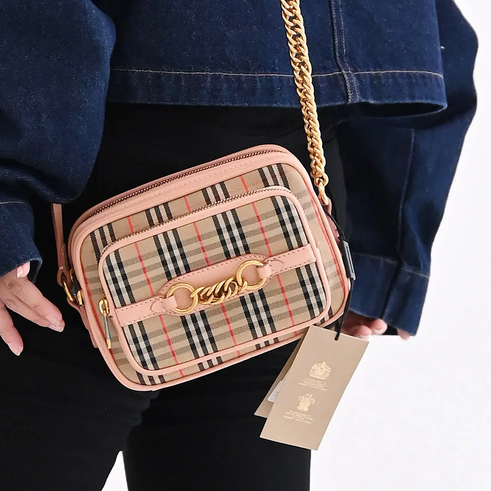 【BURBERRY 巴寶莉】Check Link 戰馬格紋肩斜相機包(駝/粉邊)
