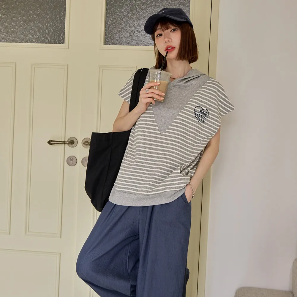 【OB 嚴選】配色條紋拼接V字連帽上衣 《AB21197-》 適 M~XL