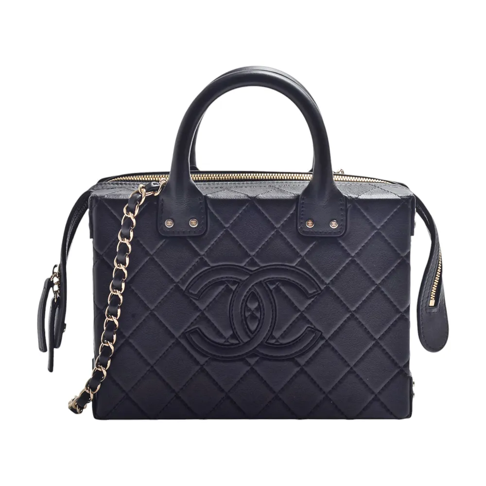 【CHANEL 香奈兒】經典大雙C LOGO菱格紋牛皮金色雙拉鏈方盒手提/斜背包(黑色AS3345C-BLK-GP)