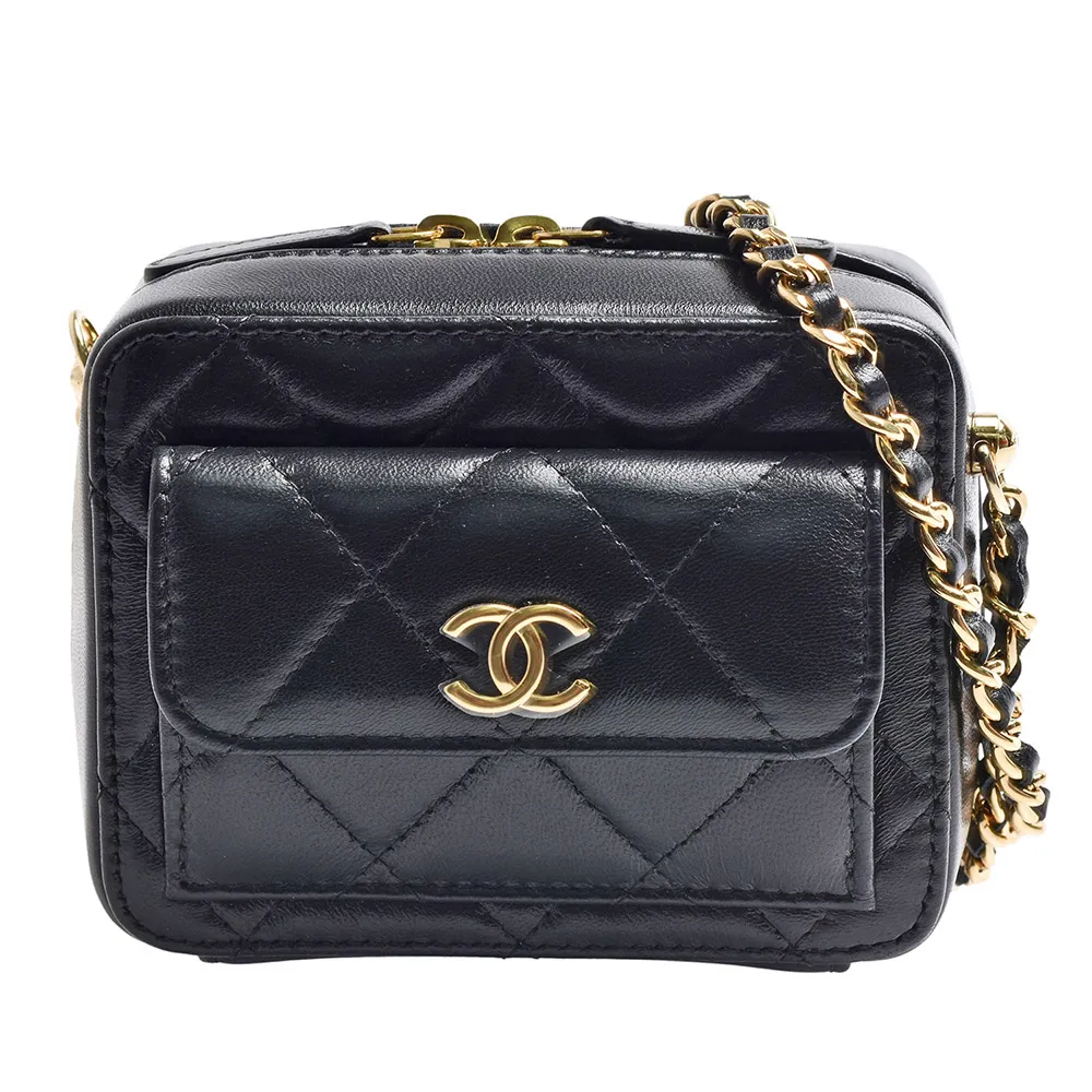 【CHANEL 香奈兒】經典仿舊金屬雙C LOGO菱格紋小牛皮斜背多口袋小包(黑色AP3015C-BLK-GPN)