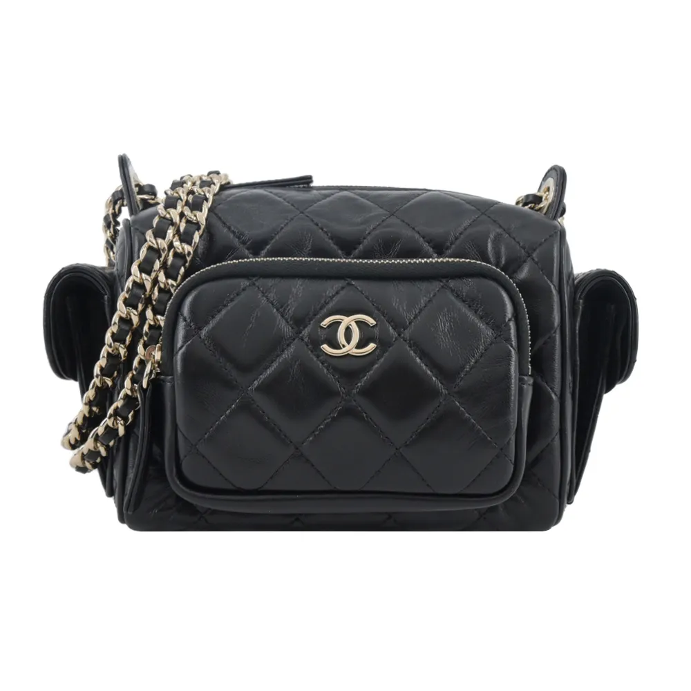 【CHANEL 香奈兒】經典雙C LOGO 菱格紋皺褶小羊皮小號相機包(黑色)