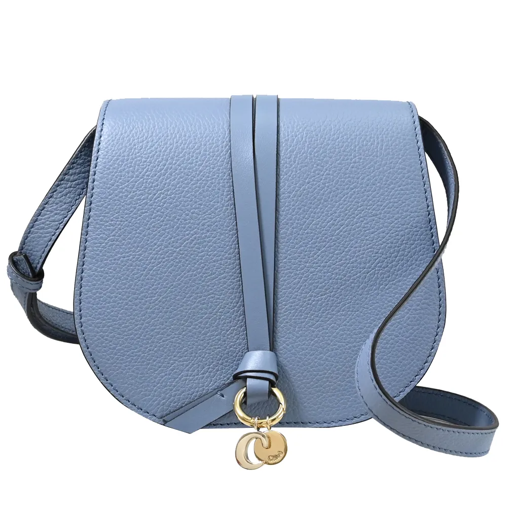 【Chloe’ 蔻依】經典綁結吊飾LOGO小牛皮翻蓋馬鞍包斜背包(迷霧藍)